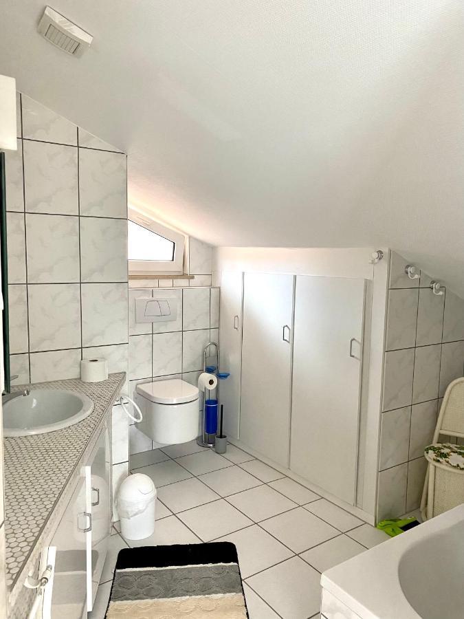 Moeblierte 3 Zimmer Apartment - Mit Smart Tv, Wlan Und Kostenfreie Parkplaetze Schloß Holte-Stukenbrock Kültér fotó